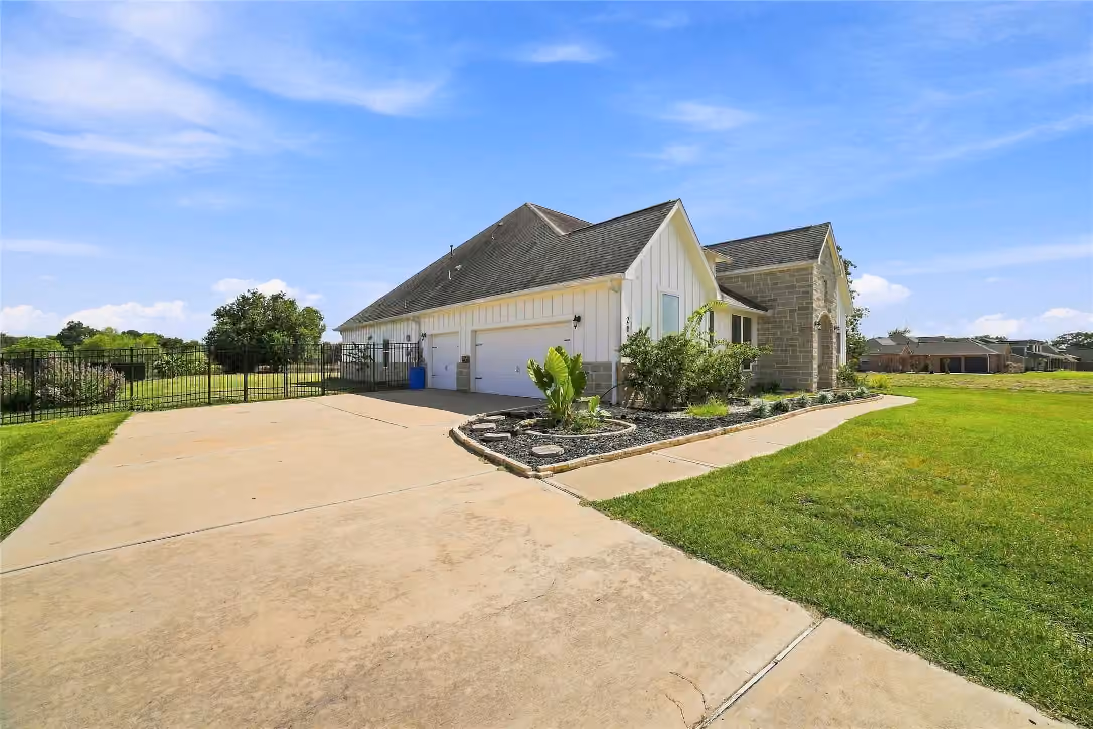 Photo 4 of 203 Cavalry Trail Drive, Rosharon, TX