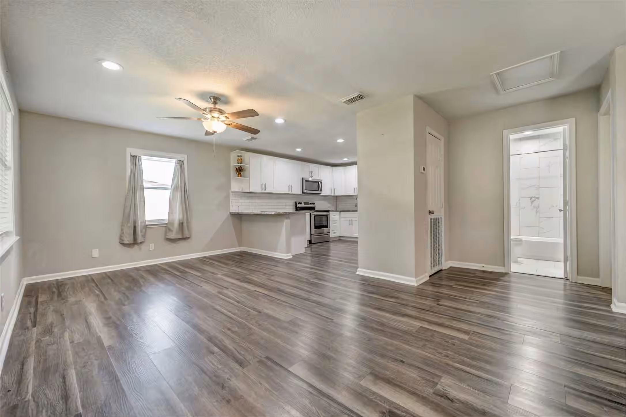 Photo 7 of 7506 Bluebonnet Street, Pearland, TX