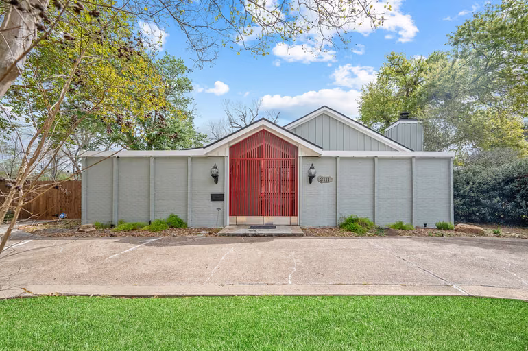 Photo 2 of 2111 N Galveston Avenue, Pearland, TX