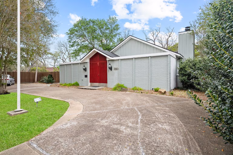 Photo 3 of 2111 N Galveston Avenue, Pearland, TX