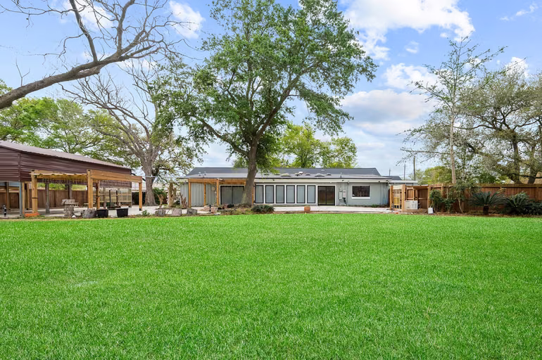 Photo 4 of 2111 N Galveston Avenue, Pearland, TX