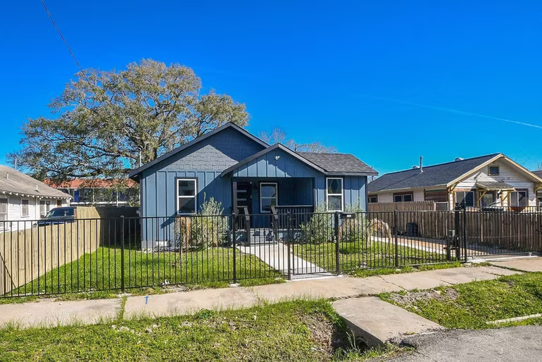 Photo 3 of 4407 Oats Street, Houston, TX