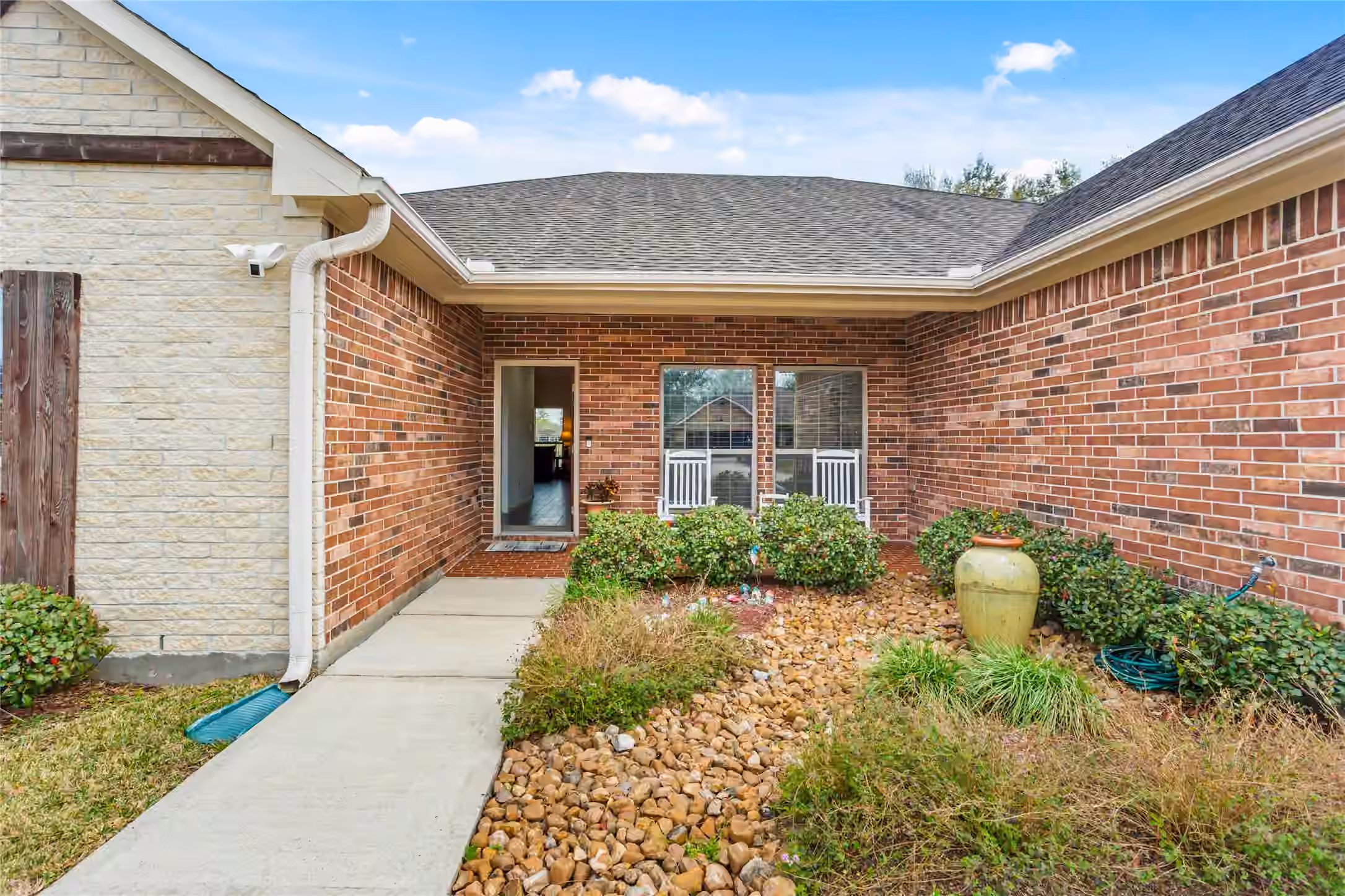 Photo 5 of 1995 Brentwood Drive, Alvin, TX
