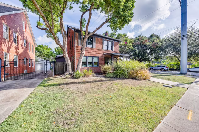 Photo 2 of 1900 Hawthorne Street, Houston, TX