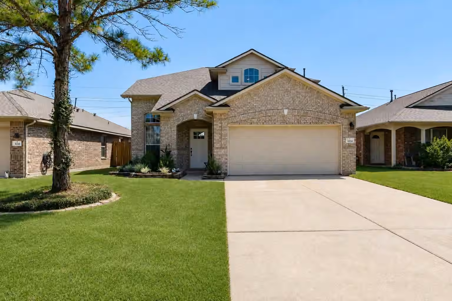 Photo 2 of 2214 Sterling Oaks Drive, Rosharon, TX