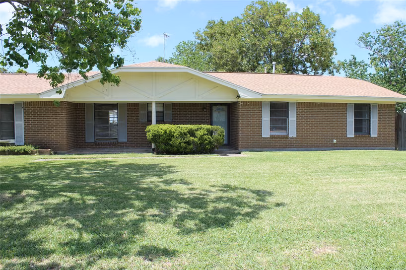 Photo 4 of 300 E Austin Avenue, Palacios, TX