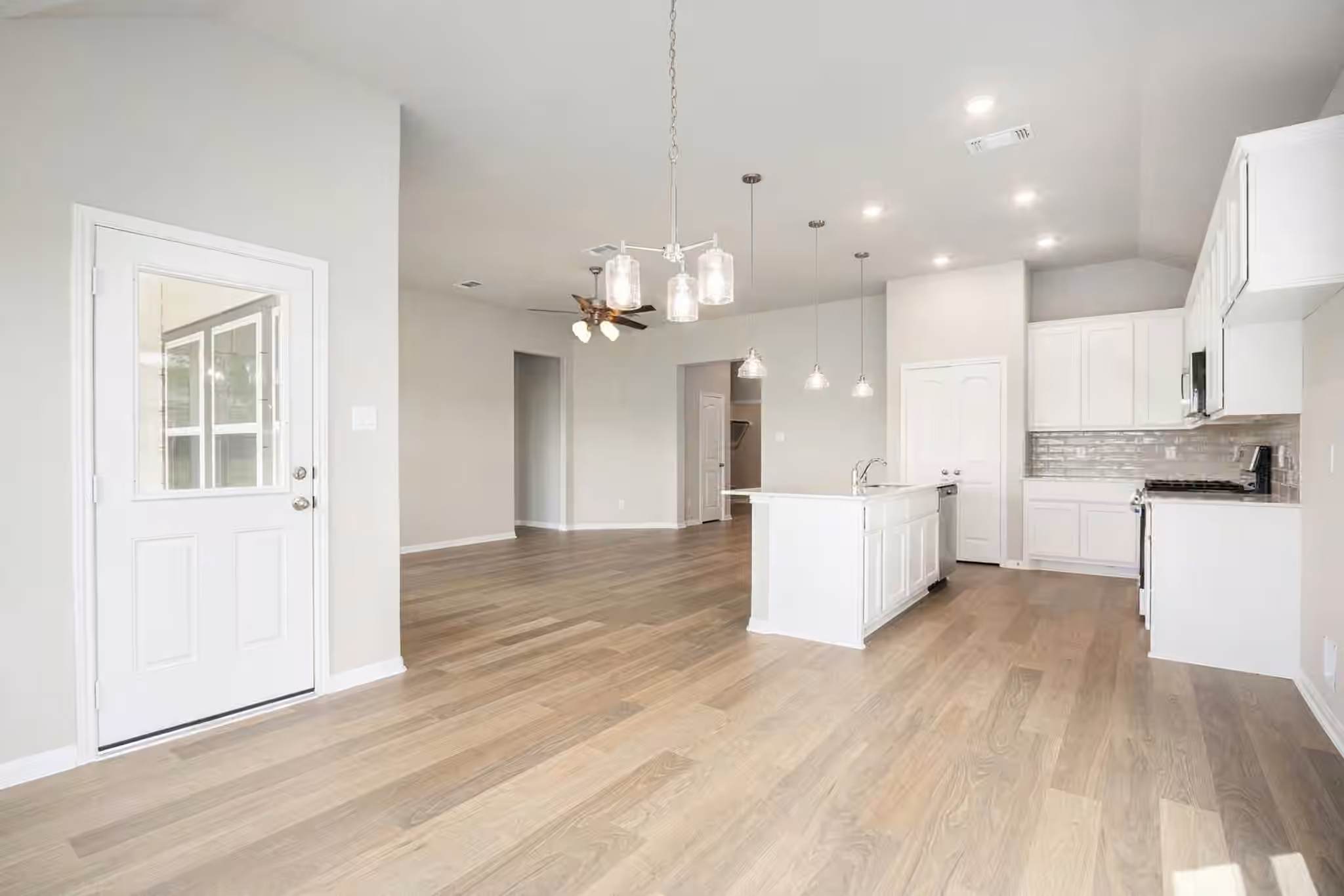 Photo 4 of 2102 Twin Lakes Boulevard, West Columbia, TX