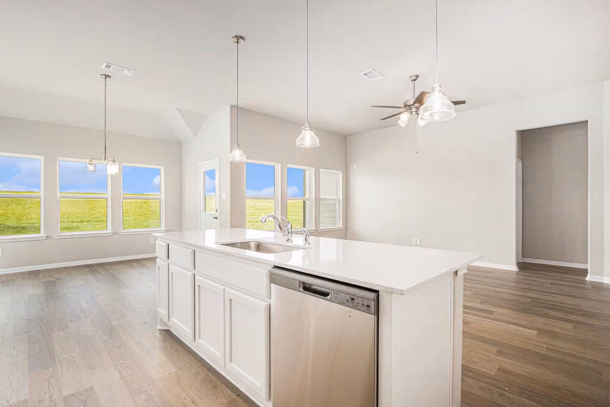 Photo 6 of 2102 Twin Lakes Boulevard, West Columbia, TX