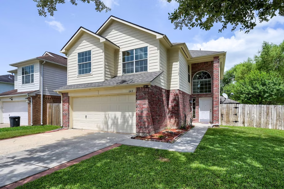 Photo 2 of 643 Meadow Knoll Drive, Stafford, TX