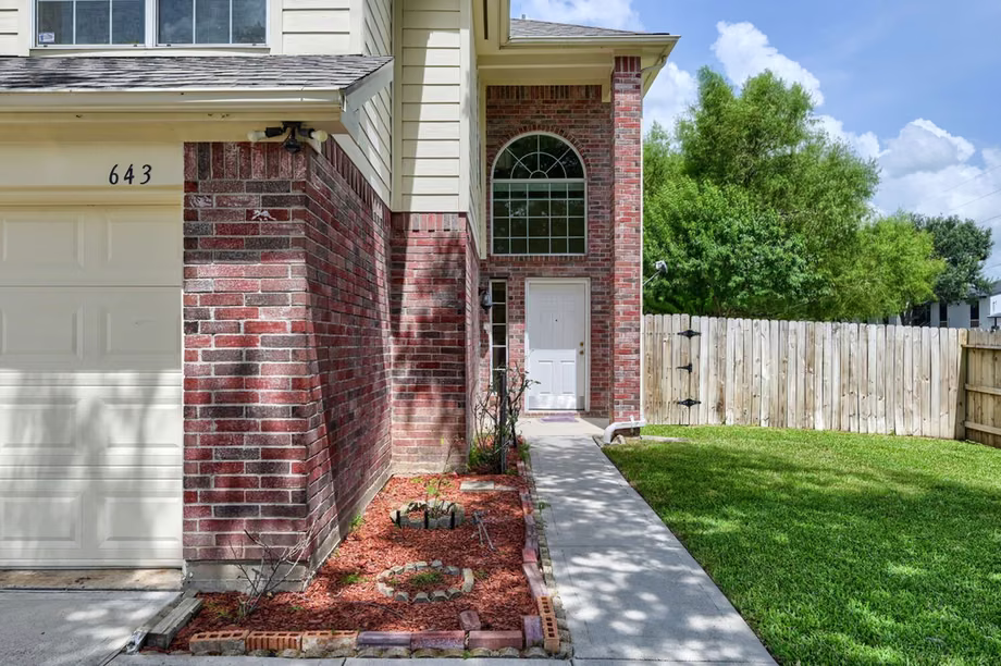 Photo 3 of 643 Meadow Knoll Drive, Stafford, TX