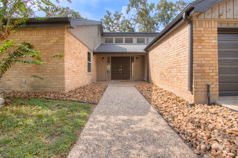 Photo 2 of 24605 Camwood Ct Road, Huntsville, TX