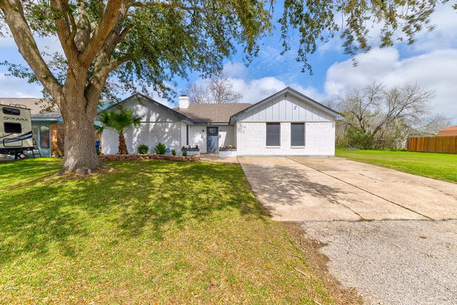 Photo of 2302 38th Avenue N, Texas City, TX 77590