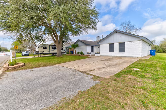 Photo 3 of 2302 38th Avenue N, Texas City, TX