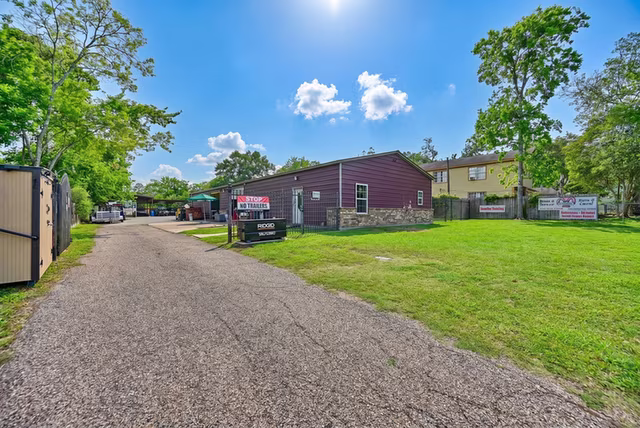 Photo 5 of 518 Columbus Road, Sealy, TX