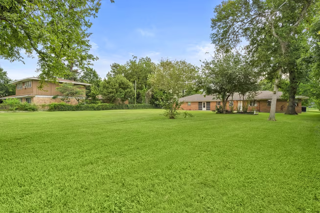 Photo 2 of 430 S Burnett Drive, Baytown, TX