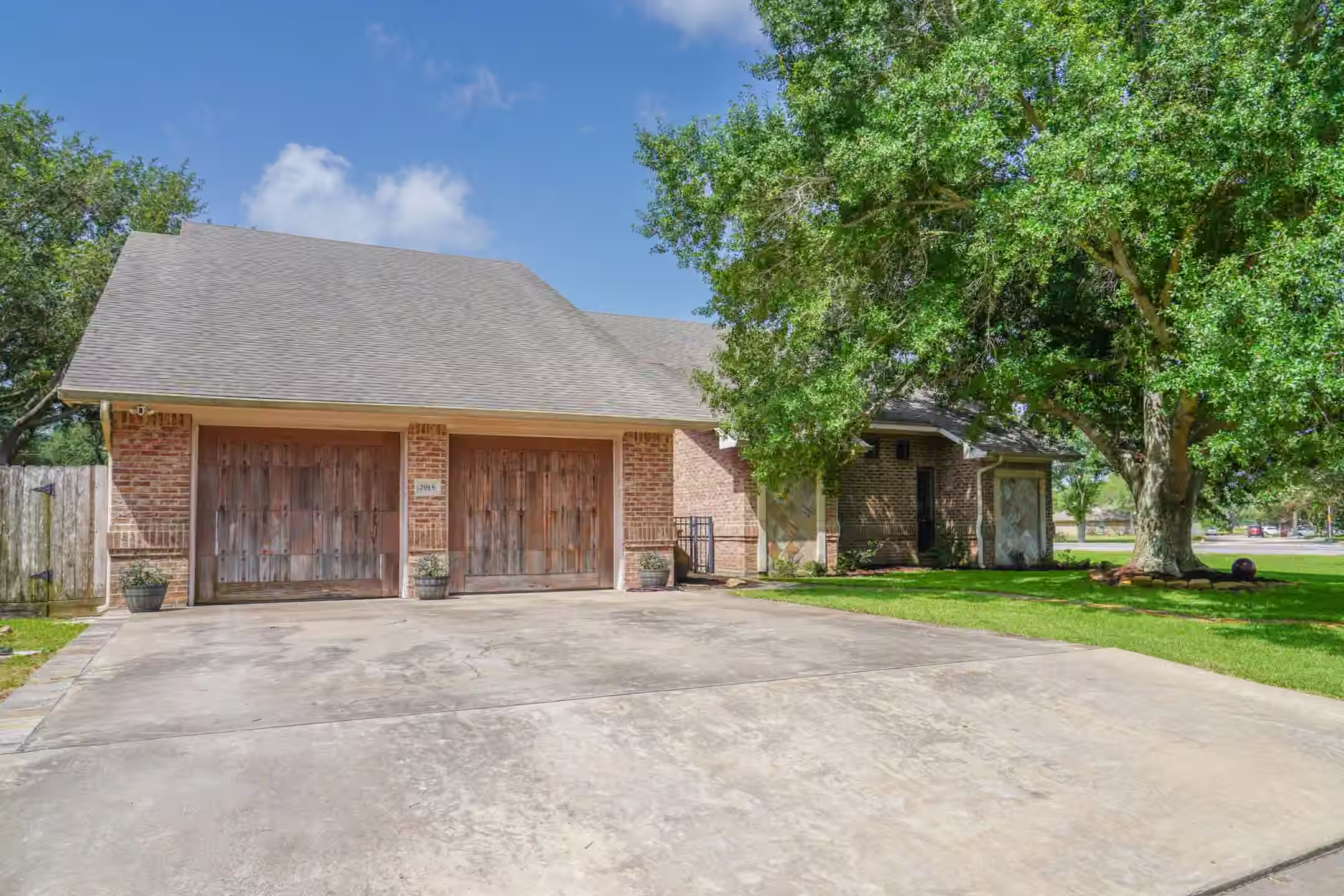 Photo 2 of 2915 Willow Creek Drive, El Campo, TX