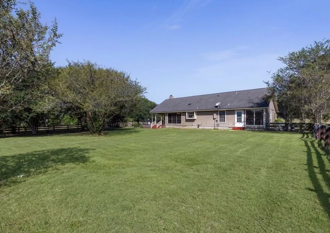 Photo 3 of 3722 W Hilltop Drive, Chappell Hill, TX