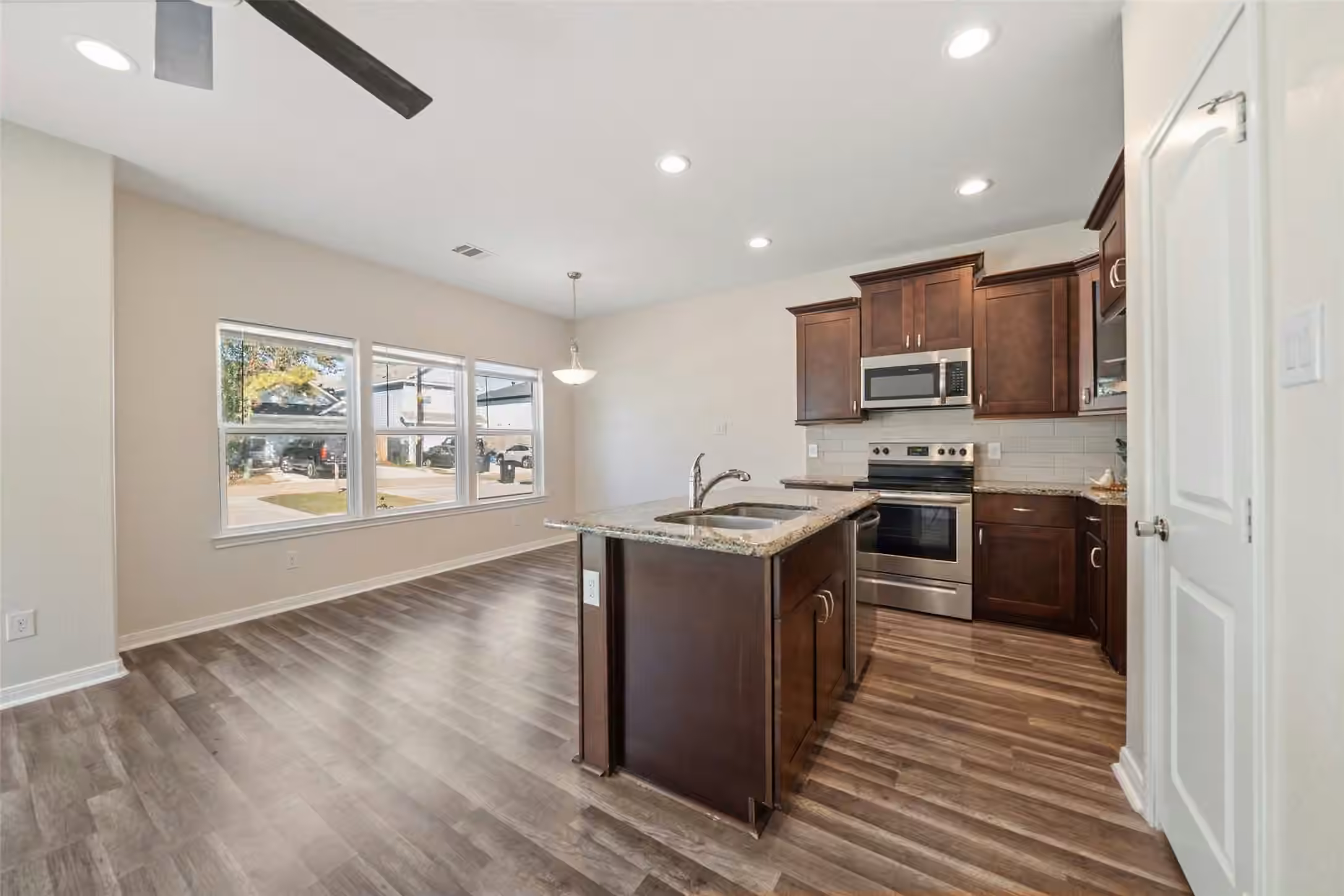 Photo 4 of 16721 Stonefield, Montgomery, TX