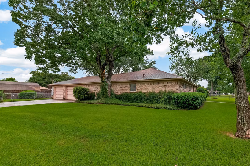 Photo 4 of 605 Julie Lane, Highlands, TX