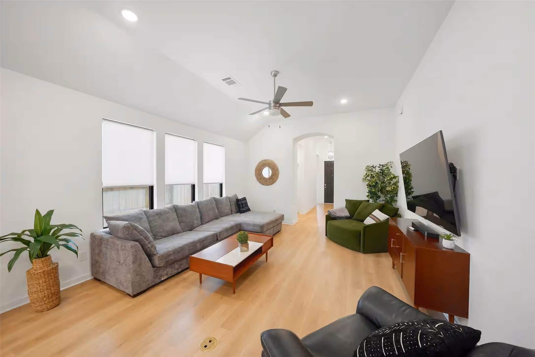 Photo 5 of 237 Trapper Creek Drive, Conroe, TX