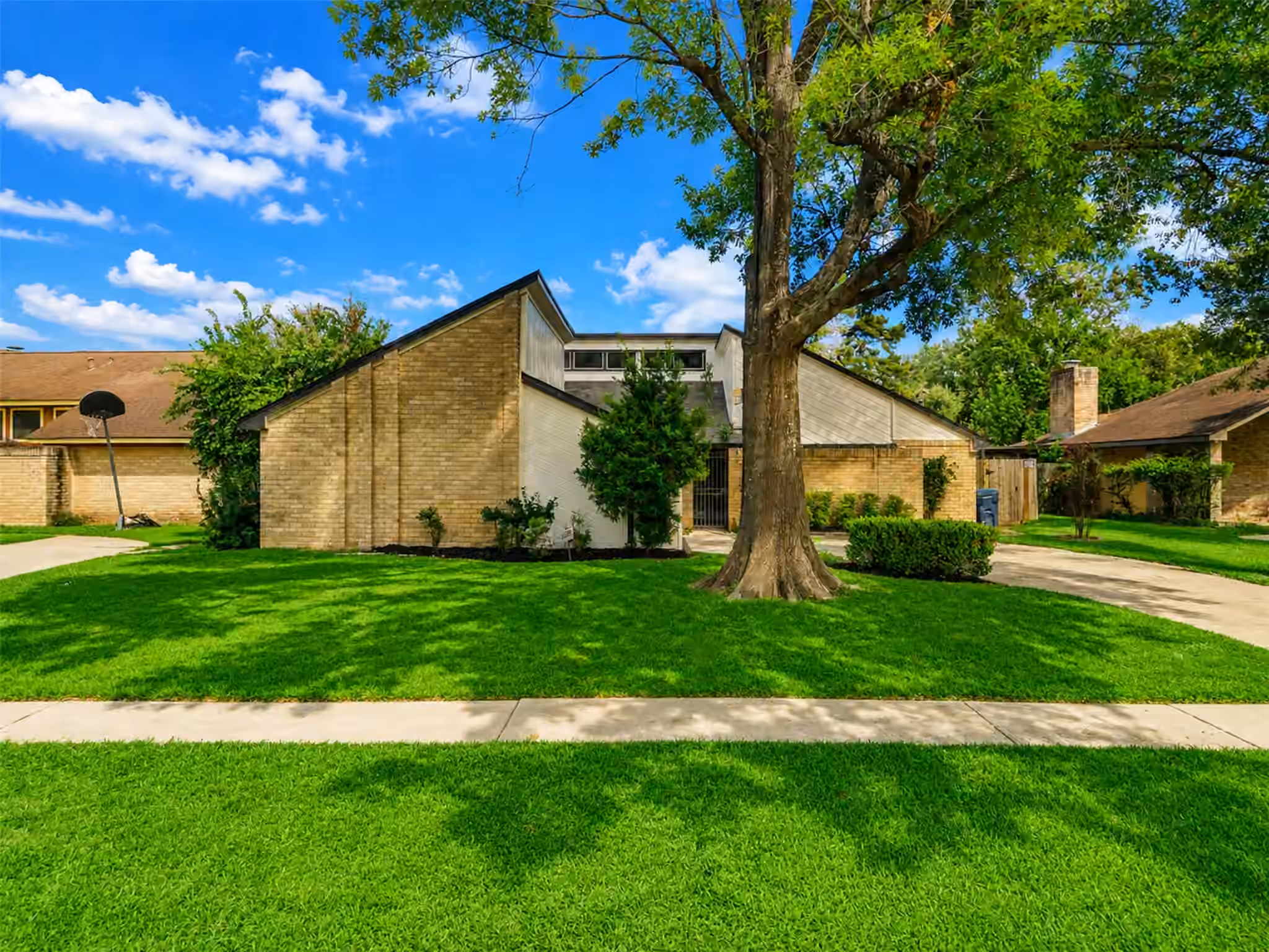 Photo 5 of 4546 Hickory Downs Drive, Houston, TX