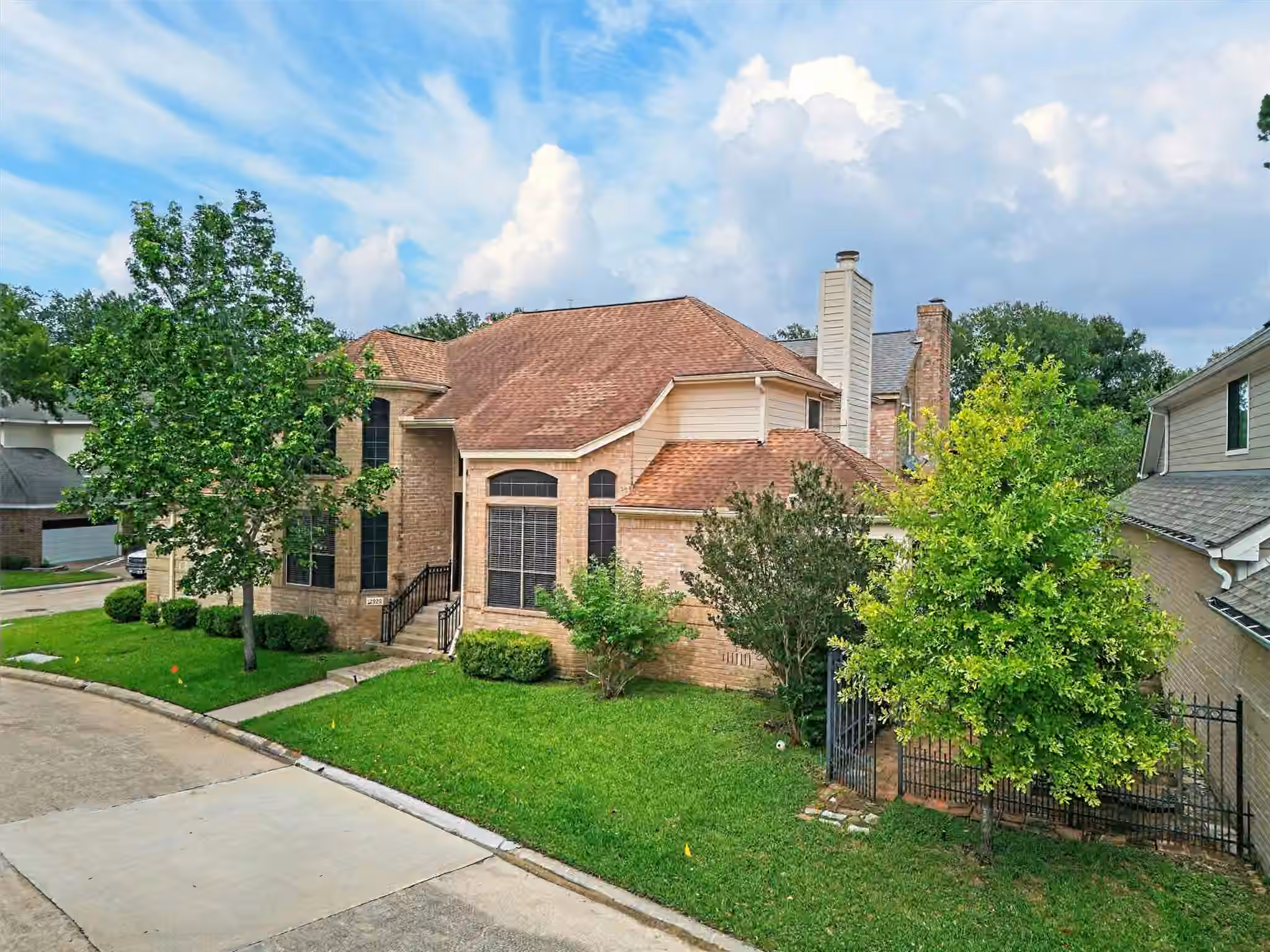 Photo 3 of 12929 Kingsbridge Lane, Houston, TX