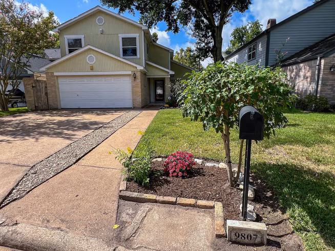 Photo 2 of 9807 Oak Point Drive, Houston, TX
