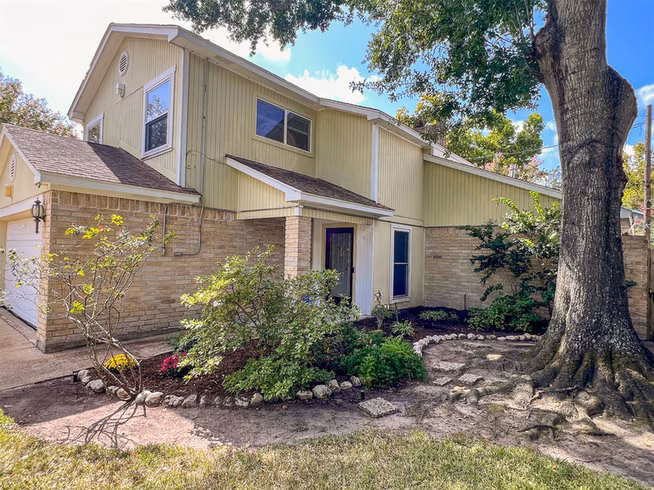 Photo 3 of 9807 Oak Point Drive, Houston, TX