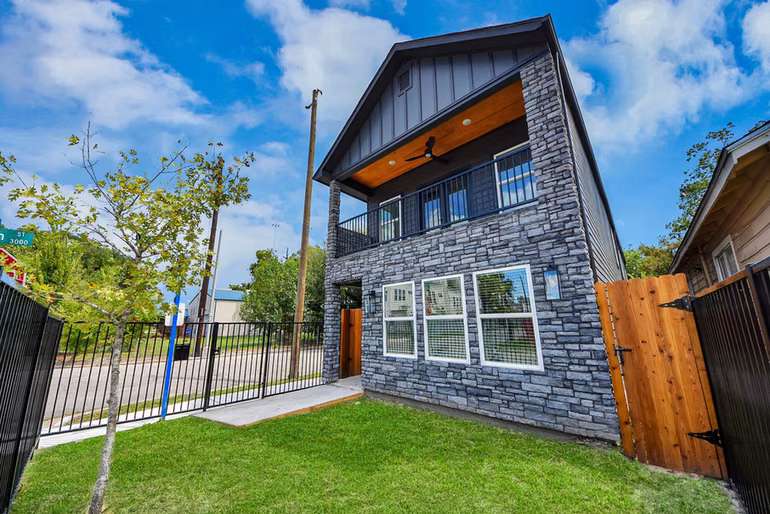 Photo 4 of 334 E 31st Street, Houston, TX