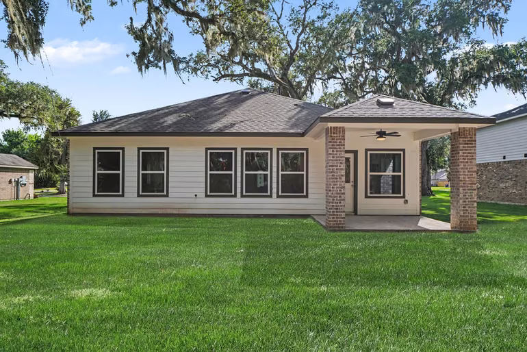 Photo 2 of 2231 Lakewood Drive, West Columbia, TX