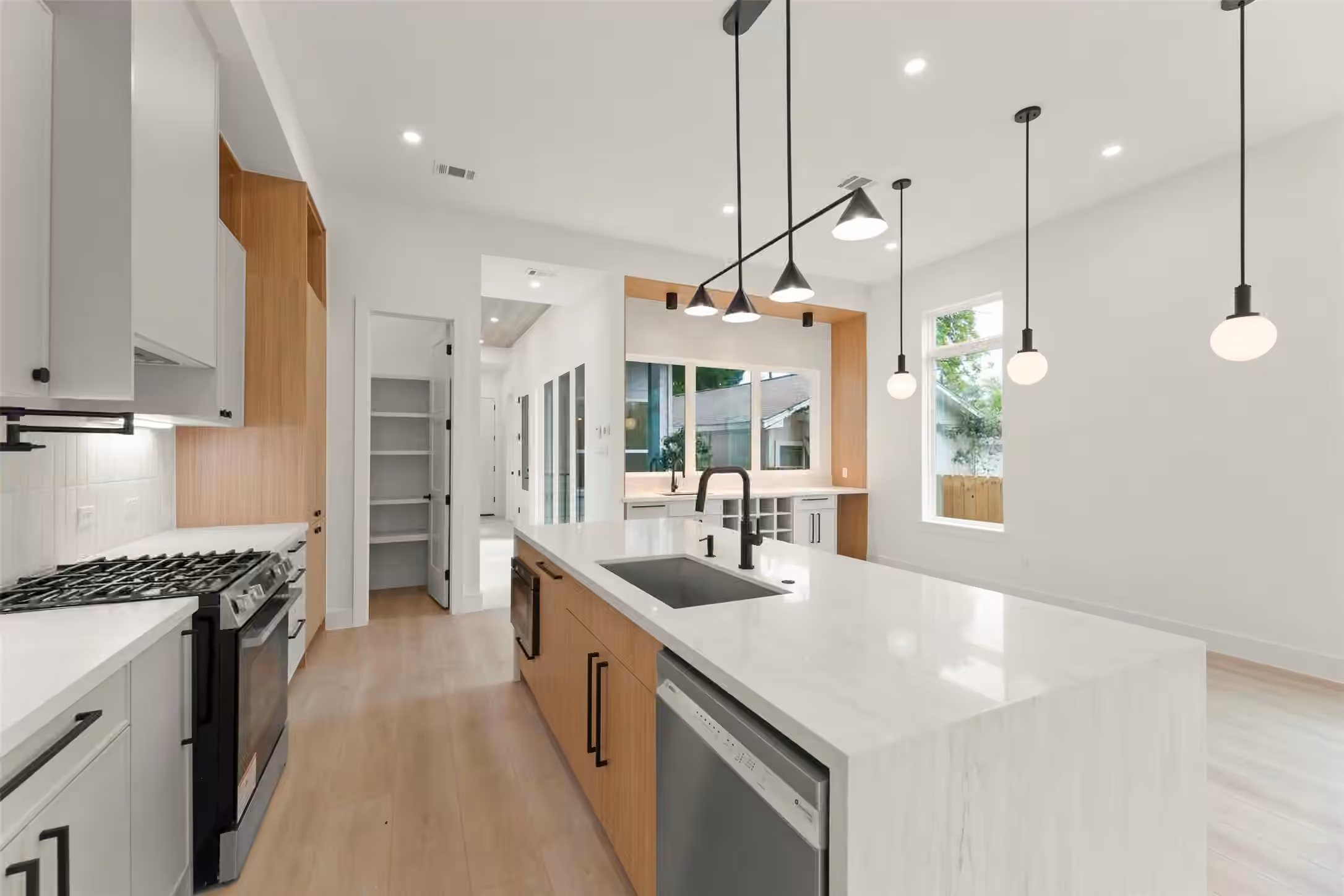 Photo 7 of 308 E 35th Street, Houston, TX