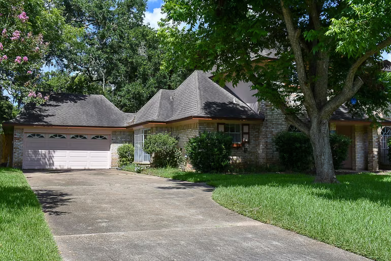 Photo 2 of 231 Huckleberry Drive, Lake Jackson, TX