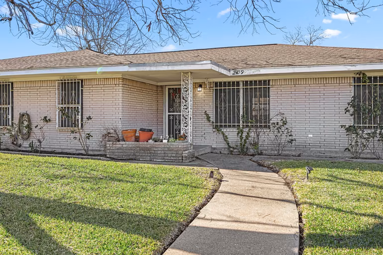 Photo 5 of 2109 Britton Street, Baytown, TX