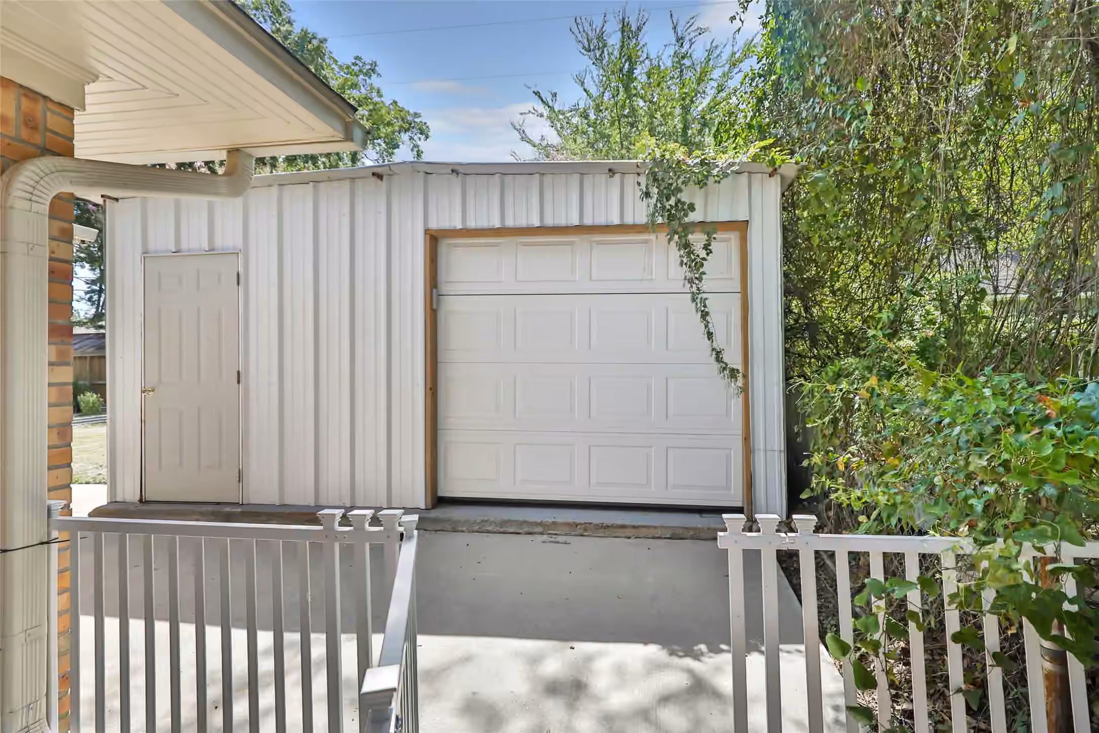 Photo 3 of 1711 N Thompson Street, Conroe, TX