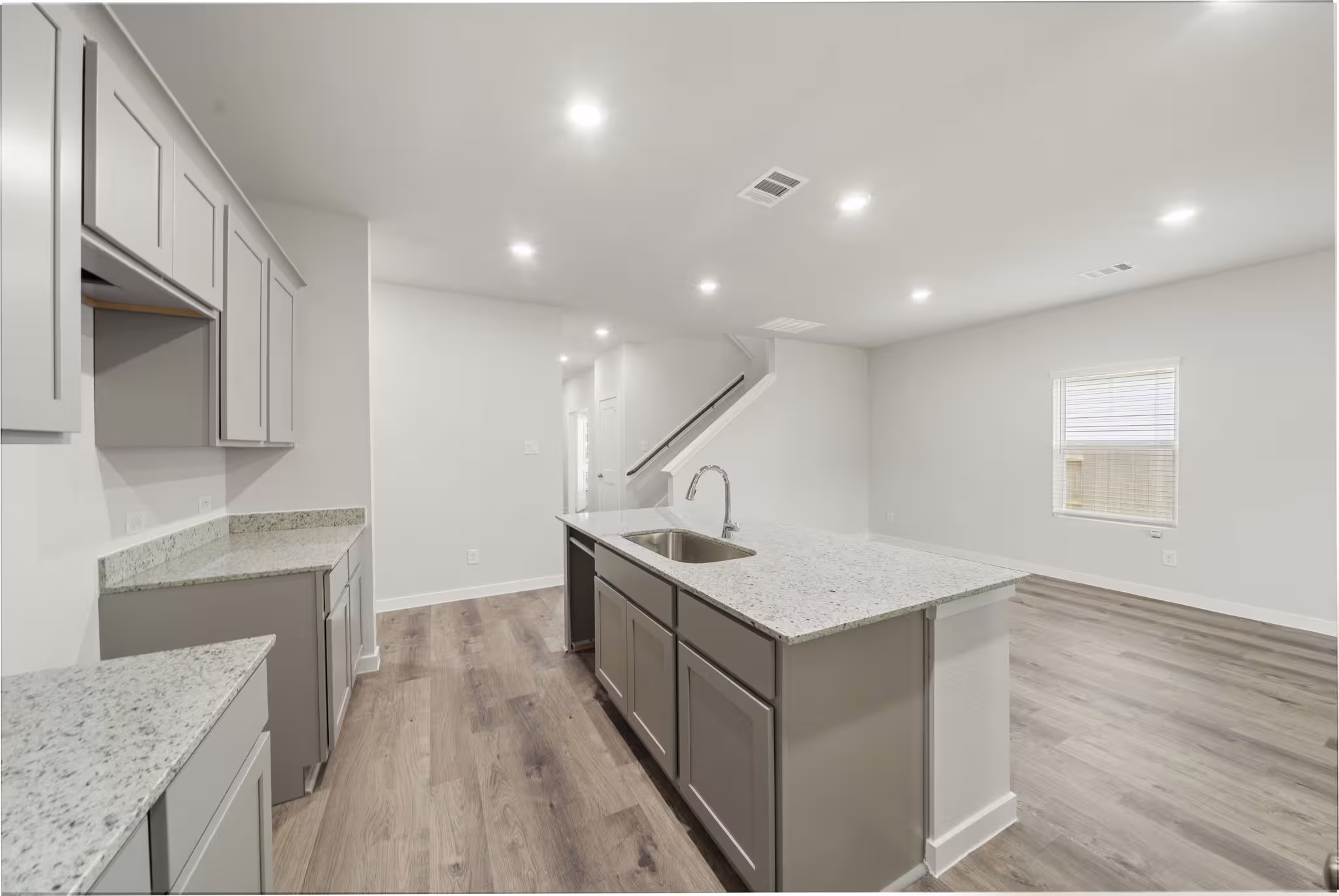 Photo 4 of 11334 Youngquist Drive, Mont Belvieu, TX