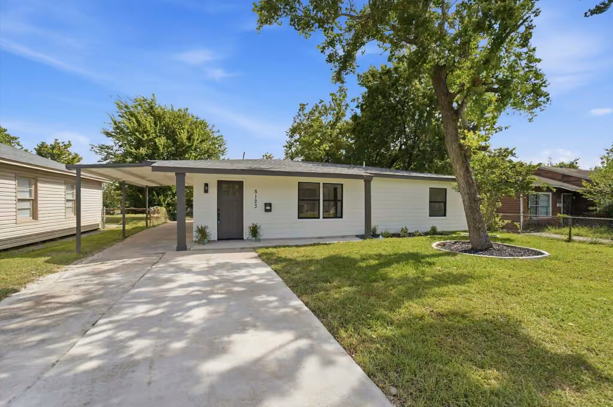 Photo 2 of 5123 Willow Glen Drive, Houston, TX