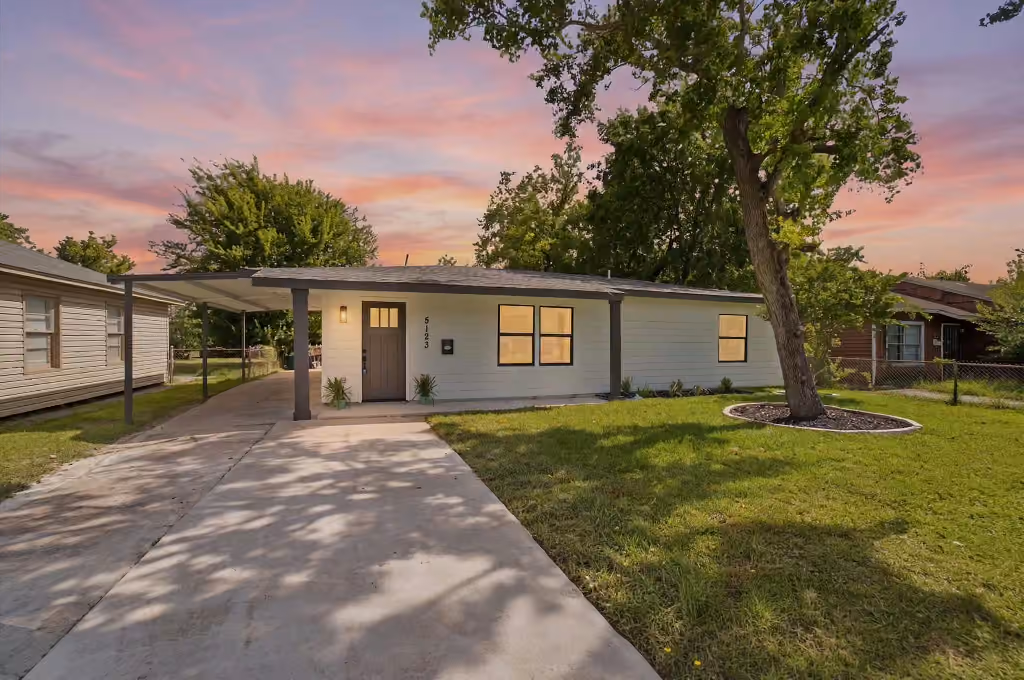 Photo 3 of 5123 Willow Glen Drive, Houston, TX