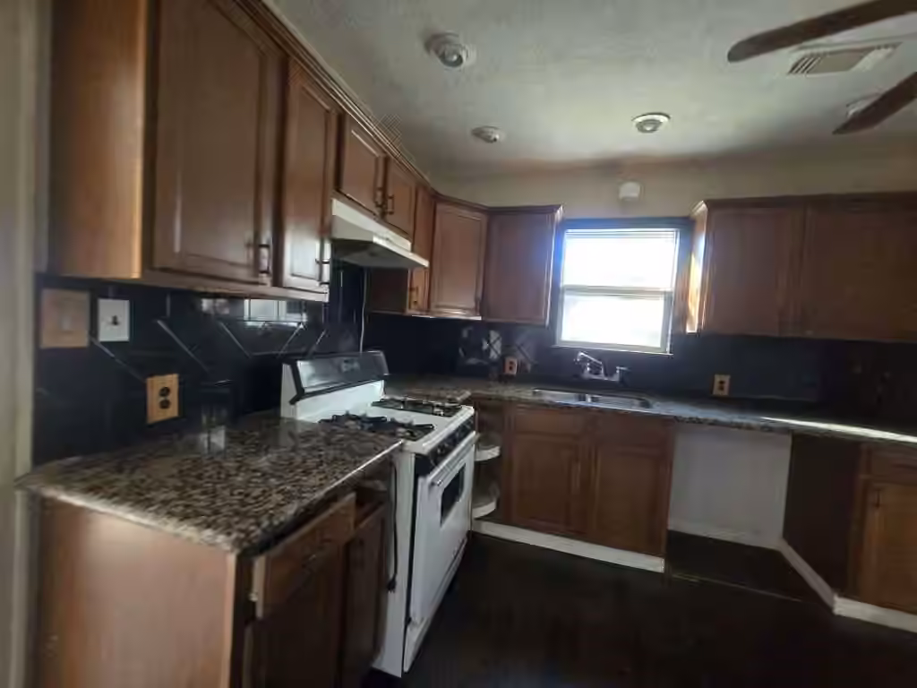 Photo 5 of 600 E Fayle Street, Baytown, TX