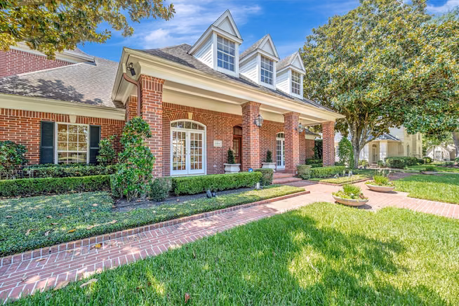 Photo 2 of 2203 Pineloch Drive, Houston, TX