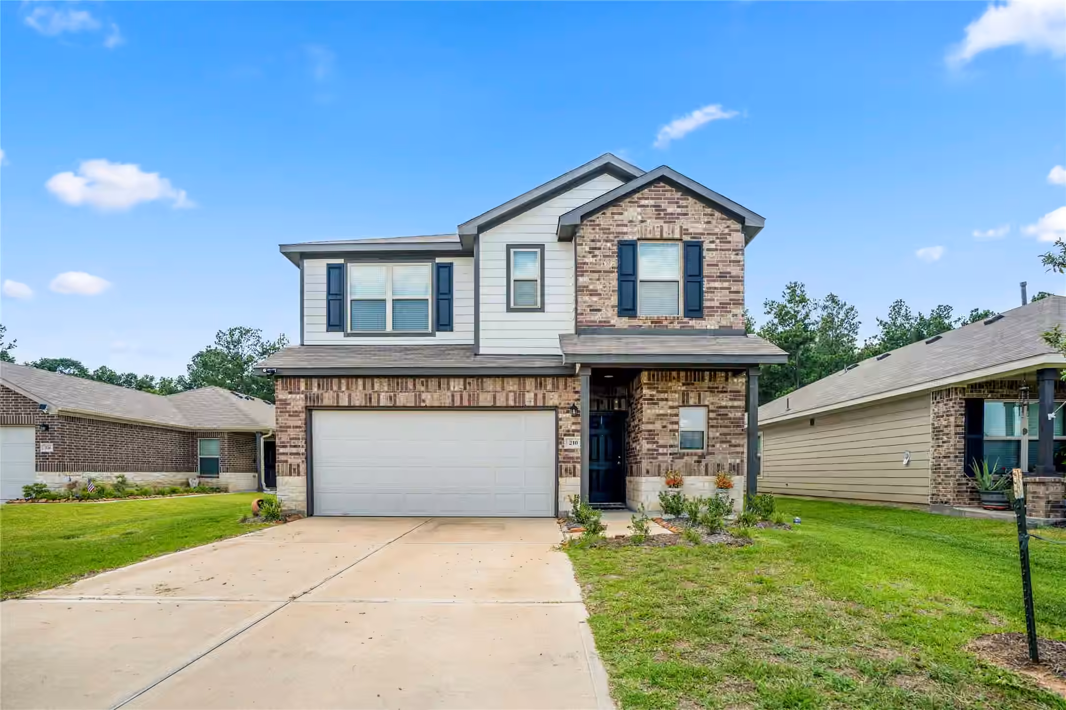 Photo 3 of 210 Bellewood Manor Drive, Magnolia, TX