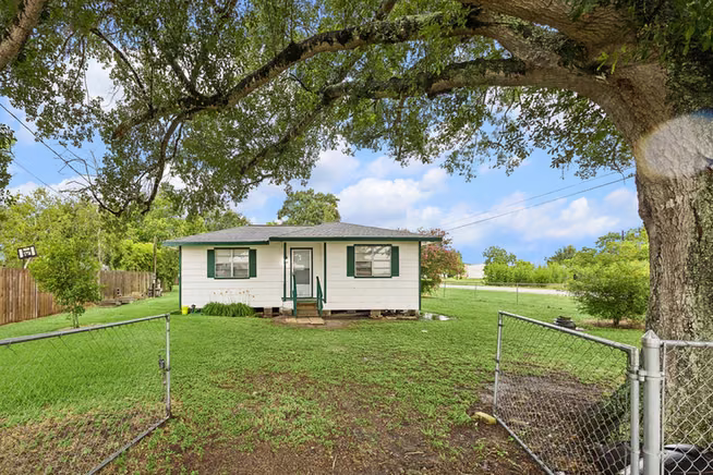 Photo of 945 N Lake Avenue, Eagle Lake, TX