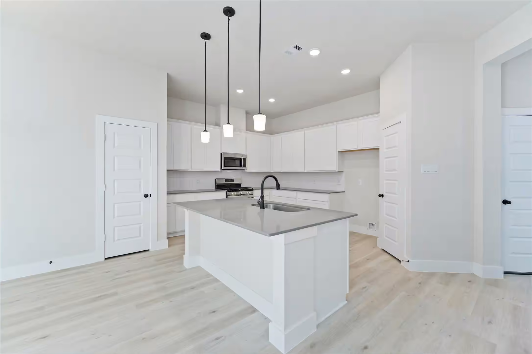 Photo 4 of 3010 La Rambla Drive, Houston, TX