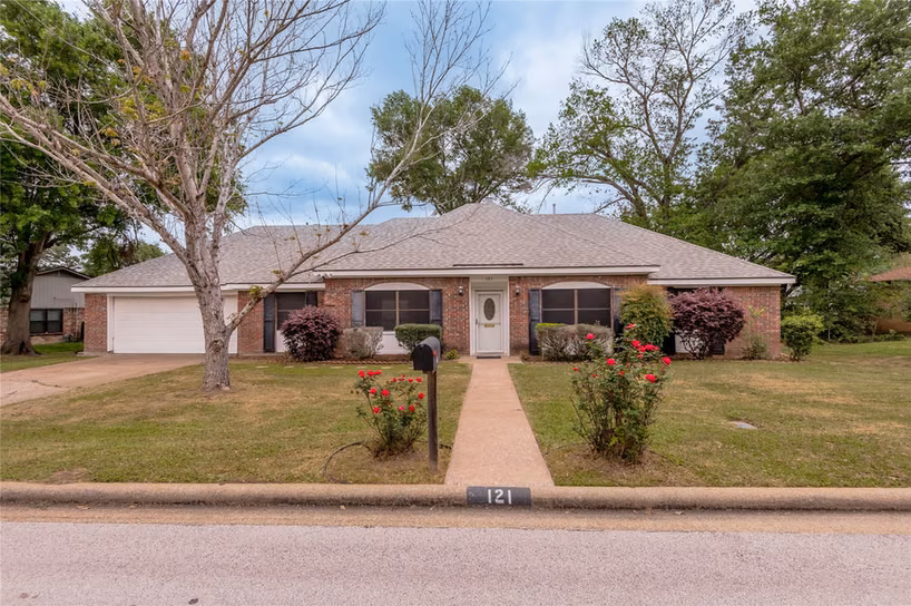 Photo of 121 Elmwood Street, Huntsville, TX 77320