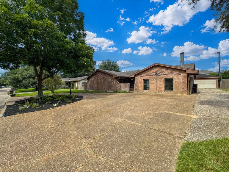 Photo 2 of 4208 Pine Shadows Street, Dickinson, TX