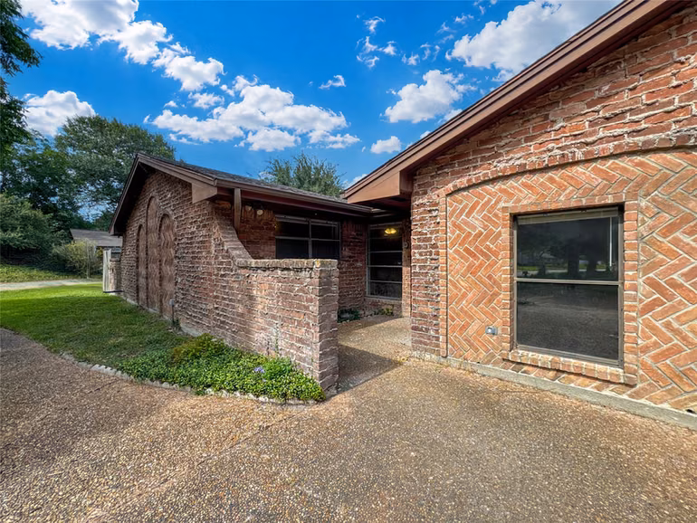 Photo 4 of 4208 Pine Shadows Street, Dickinson, TX