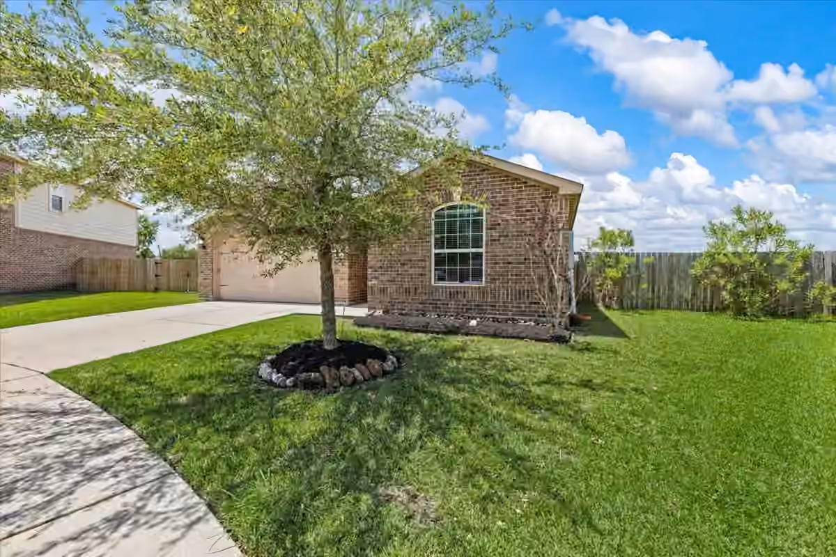 Photo 2 of 422 Hawks View Drive, La Marque, TX