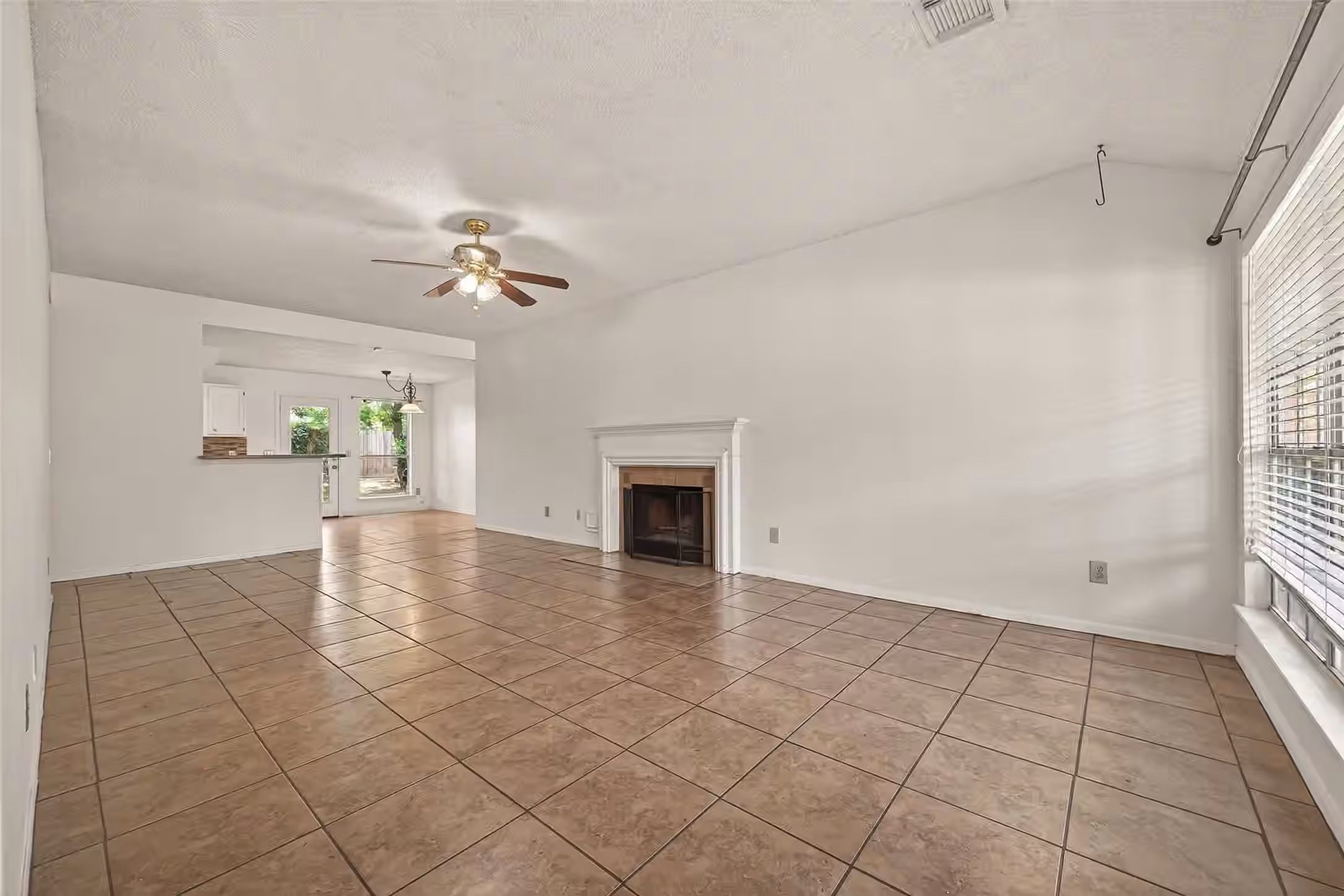 Photo 5 of 10023 Cabin Creek Drive, Houston, TX