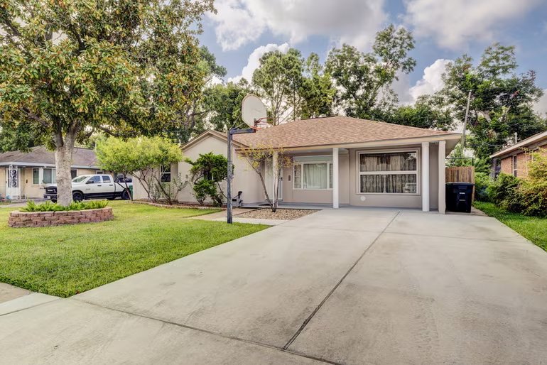 Photo of 213 W Spreading Oak Drive, Houston, TX 77076