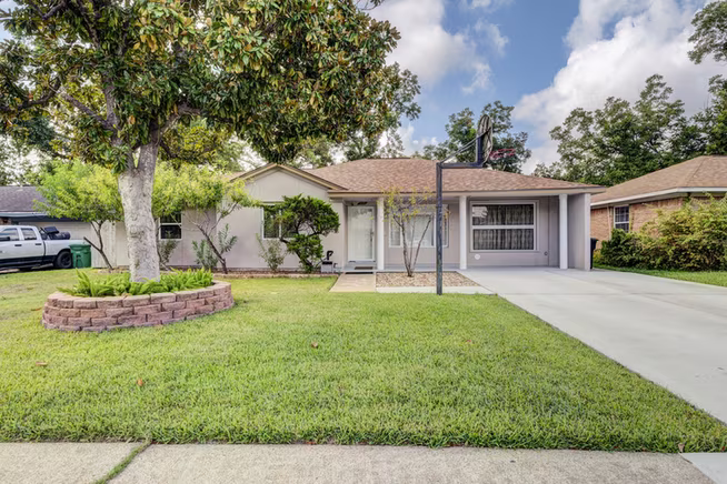 Photo 2 of 213 W Spreading Oak Drive, Houston, TX