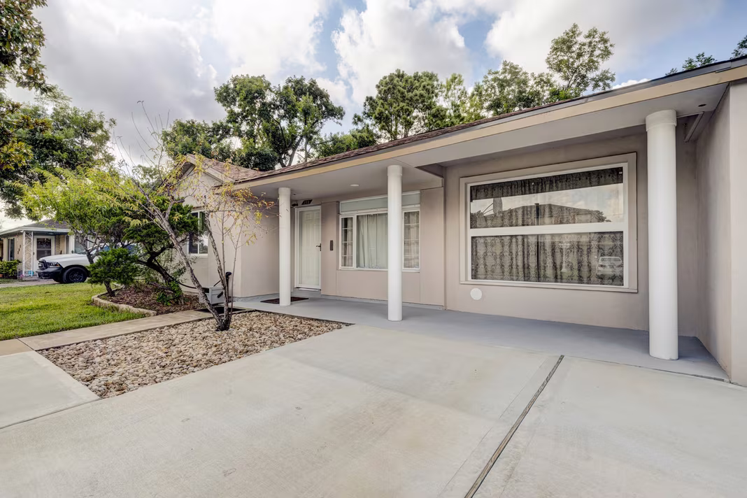 Photo 4 of 213 W Spreading Oak Drive, Houston, TX